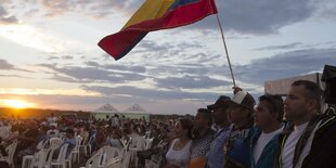 Männer vor kolumbianischer Nationalflagge