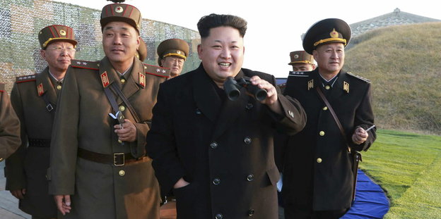 Kim Jong-un mit Soldaten