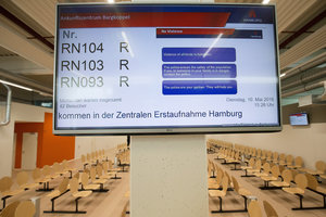 Ein Monitor hängt in einem Wartesaal des neuen Ankunftszentrums in Hamburg-Rahlstedt.