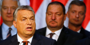 Viktor Orban steht vor ungarischen Flaggen