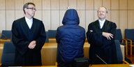 Werner Mauss in Jacke und Kapuze von hinten fotografiert vor Gericht