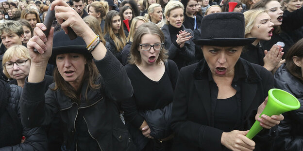 Frauen demonstrieren in schwarzer Kleidung