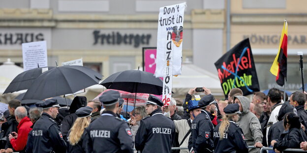 Gegner des Staatsaktes in Dresden demonstrieren