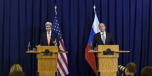 Kerry und sein russischer Kollege Lavrov an Rednerpulten