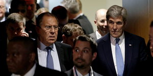 Sergej Lavrov und John Kerry laufend nebeneinander her