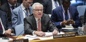 Ein Mann im Anzug sitzt auf einer Sitzungsbank im Weltsicherheitsrat
