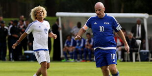 Fifa-Präsident Gianni Infantino und der frühere Fußballer Valderrama in Fußballtrikots