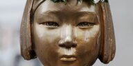 Eine Statue zeigt das emotionslose Gesicht eines koreanischen Mädchens