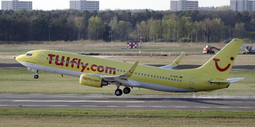 Ein Flugzeug von Tuifly hebt ab.