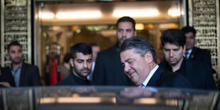 Bundeswirtschaftsminister Sigmar Gabriel steigt in Teheran in seinen Wagen