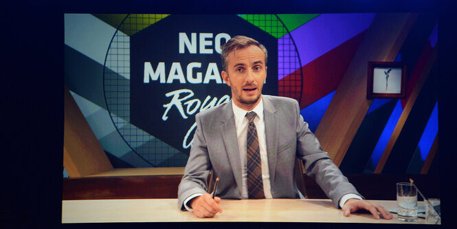 Moderator Jan Böhmermann vor dem Logo des "Neo Magazin Royale"