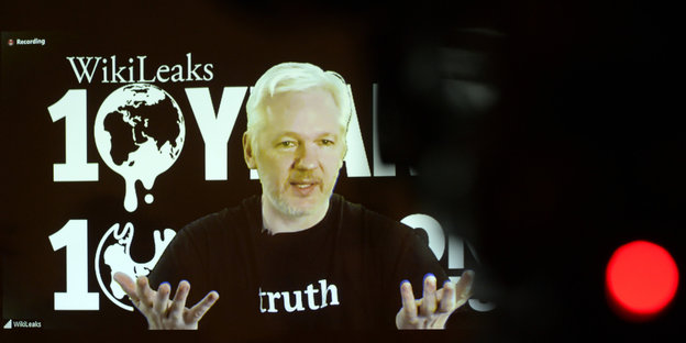 Julian Assange auf einer Leinwand