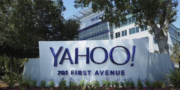 Yahoo-Schriftzug am Eingang des Konzern-Hauptsitzes