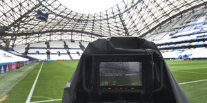 Eine Kamera im Fußballstadion