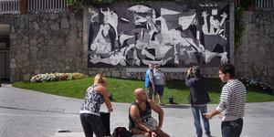Touristen vor Bild "Guernica"