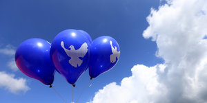Luftballons mit der Friedenstaube