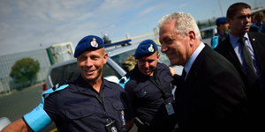 EU-Innenkommissar Dimitris Avramopoulos spricht mit niederländischen Grenzschutzbeamten