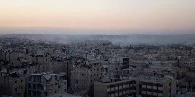 Die Häuser im Osten von Aleppo liegen in Trümmern. Rauch steigt über den Dächern auf