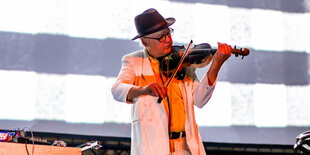 Tony Conrad Geige spielend bei einem Auftritt 2015 in Berlin