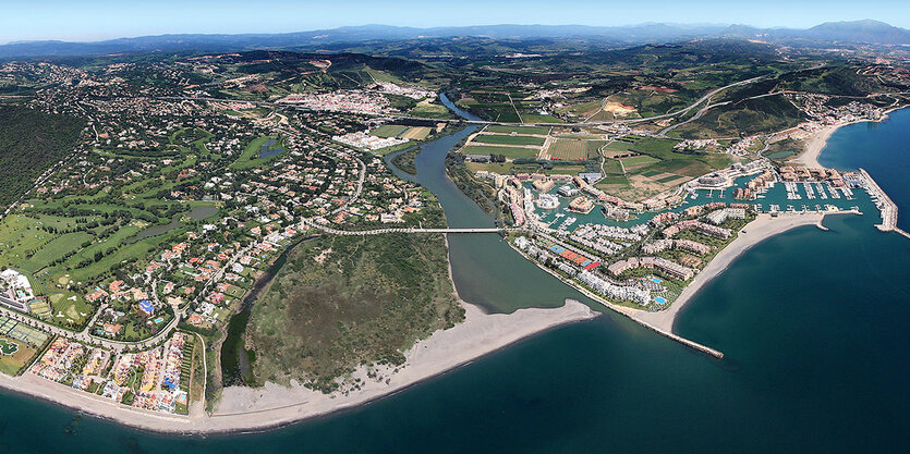 Blick aus der Luft auf Sotogrande