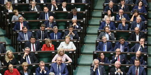 Politiker sitzen im polnischen Parlament, Kaczynski sitzt in der ersten Reihe