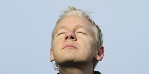 Porträt Julian Assange - mit verschlossenen Augen