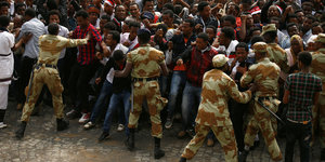 Menschen werden von Soldaten zurückgedrängt am Oromo-Erntedankfest