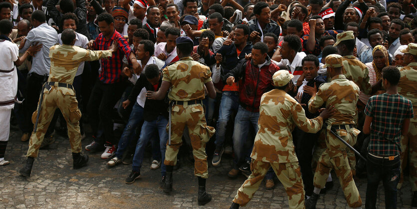 Menschen werden von Soldaten zurückgedrängt am Oromo-Erntedankfest