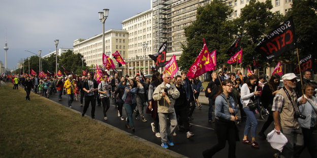 Anti-TTIP und Anti-Ceta-DemonstrantInnen laufen über die Straße