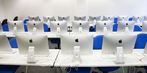 Ein Seminarraum voller Macs