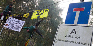 Anti-AKW-Aktivisten seilen sich vor der Brennelementefabrik Lingen ab.