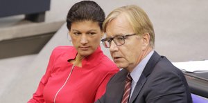Ein Mann und eine Frau im Bundestag