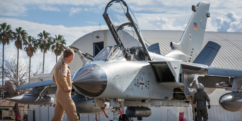 Tornado-Kampfjet mit Pilot im Vordergrund und einem Techniker an der Seite