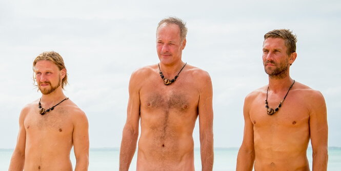 Jakob, Matthias, Roland Schill und Peer Kusmagk stehen nackt am Strand