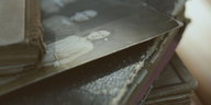 Ein altes Schwarz-Weiß-Foto liegt zwischen Büchern