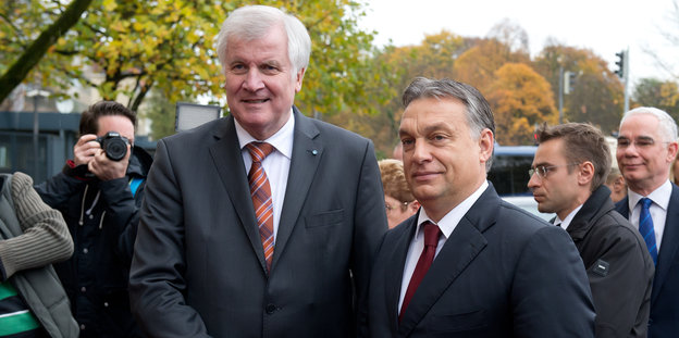 Horst Seehofer, bayerischer Ministerpräsident und Viktor Orban, ungarischer Regierungschef zwischen Fotografen
