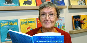 Christine Nöstlinger hält bei der Buchmesse in Frankfurt ihr Buch "Die feuerrote Friederike" in der Hand