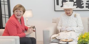 Merkel neben Queen Elizabeth