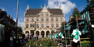 Innenstadt von Bocholt mit Rathaus im Hintergrund, im Vordergrund Blumenmarkt