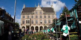 Innenstadt von Bocholt mit Rathaus im Hintergrund, im Vordergrund Blumenmarkt