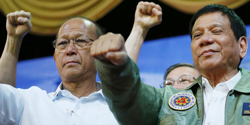 Lorenzana und Duterte strecken ihre Faust nach vorn