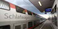 Ein Nachtzug (EuroNight) der ÖBB (Österreichische Bundesbahnen) steht im Bahnhof Altona in Hamburg zur Abfahrt nach Wien bereit
