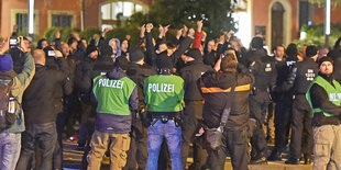 Polizisten stehen vor einer kleinen Demonstration