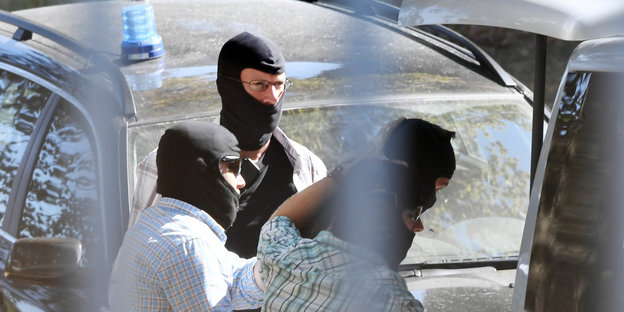 Maskierte Polizisten führen in Großhansdorf mutmaßliche IS-Anhänger ab.