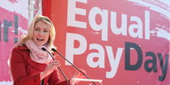 Bundesfamilienministerin Manuela Schwesig (SPD) spricht 2015 am Brandenburger Tor in Berlin anlässlich des "Equal Pay Day"