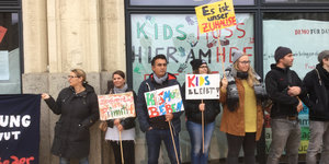 Mitarbeiter des „Kids“ protestieren vor ihren ehemaligen Räumen mit Schildern wie "Es ist unser Zuhause"