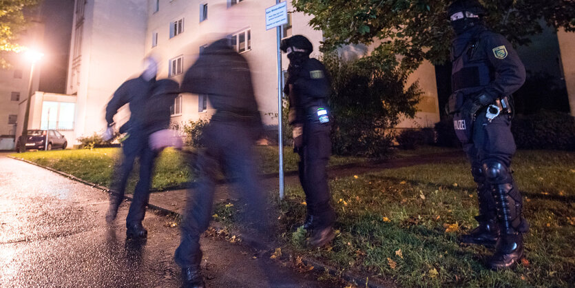 Polizei vor einem Plattenbau