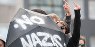 Gegendemonstranten halten ein Transparent mit No Nazis hoch