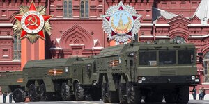 Iksander-Raketen werden bei der Militärparade zum 70. Jahrestag des Siegs über Nazi-Deutschland in Moskau aufgefahren