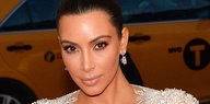 Kim Kardashian in einem weißen Spitzenkleid. Portraitaufnahme